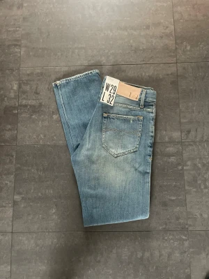 Tiger of Sweden jeans nya - Helt nya jeans ifrån tiger of Sweden. Prislappen är kvar på Jeansen. Storleken är W29 L32. Modellen är pistolero vilket är lite mer relaxed