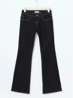 Ultra low bootcut jeans med kontrastsömmar - Säljer ett par mörkblå bootcut jeans med vita kontrastsömmar och låg midja. Jeansen har klassiska fem fickor och stängs med knapp och dragkedja. Snygg passform som framhäver benen och ger en retrovibe. Passar 36! Använda 2 gånger och är långa i benen! 💕 