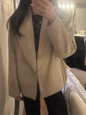 Beige kappa - Säljer en beige kappa med knytskärp i midjan från Only i storlek S. Den är lite nopprig men det går självklart att fixa, vilket syns på sista bilden.