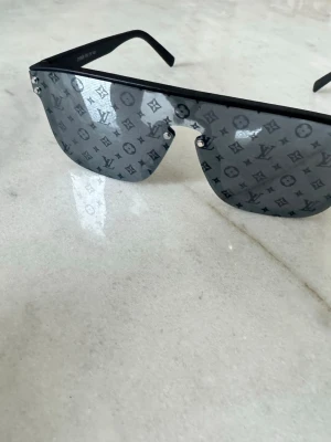 Svarta LV solglasögon - Helt nya snygga svarta LV solglasögon som skyddar bra mot solen