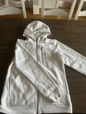 Vit Sail racing zip up - Tjenare! Så jag säljer denna vita sail racing tröja då jag inte tycker om den längre, har använts 1-2 gånger och har inga som helst defekter eller tecken på användning! Det är bara att skicka ett meddelande om du har några som helst funderingar, priset går att diskuteras