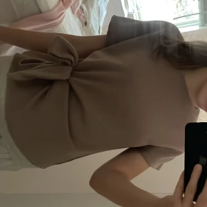 Beige topp med knyt i sidan - Säljer denna jätte fina topp från Zara eftersom den inte kommer till användning längre! Den är knappt använd och i jätte fint skick💕