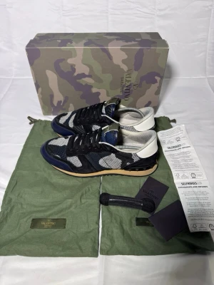 Valentino Rockrunner skor - Valentino Rockrunner skor Storlek: 43. Vad som ingår: Allting orginalt + Kvitto. Pris: 2799kr. Skick: 9,3/10 Etc: Priset ej hugget i sten.
