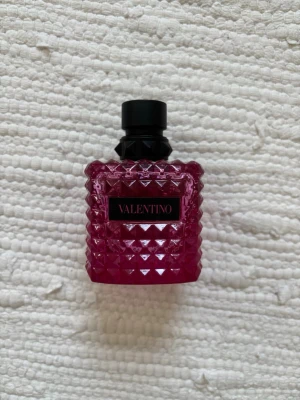 Valentino parfym rosa flaska - Säljer en snygg parfym från Valentino i en ren och fräsch doft! aldrig använd!