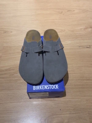 Gråa Birkenstock Boston tofflor - Använt 3-5 gånger med strumpor varje gång 