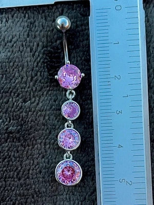 NY oanvänd Navelpiercing med hänge | Kirurgiskt stål | Rosa stenar  - 💕30% Bundle-rabatt vid köp av minst 2 artiklar. ⭐️NY oanvänd piercing i kirurgiskt stål; rostfritt och säkert för läkta piercingar.                               📏MÅTT ⭕️Stavens längd: 10mm ⭕️Stavens tjocklek: 1,6mm ⭕️Smyckets totala längd: 50mm                                                                         🤍Färger: Silver och rosa                                                            💌Skickas spårbart via Plick SafePay.