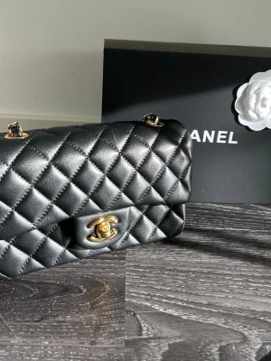  quiltad handväska - Säljer en klassisk svart quiltad handväska från en privat säljare med guldfärgade metalldetaljer äkta läder. Perfekt för dig som vill ha en tidlös och lyxig accessoar.