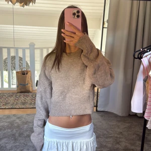 Beige croppad stickad tröja Zara - Skön stickad tröja, storlek L men är som en S💕