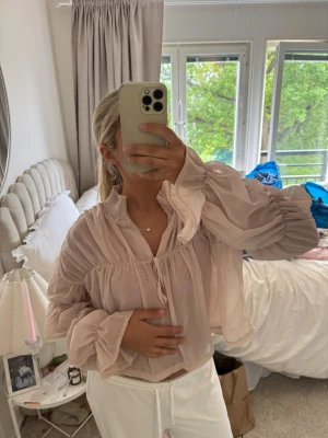 blus från misguided  - superfin lite genomskinlig blus med puffärmar i beige/puderrosa från misguided! storlek 38