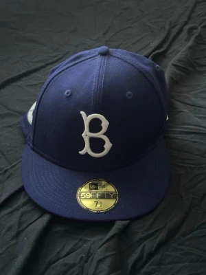 Blå New Era 59FIFTY keps - Säljer en blå New Era 59FIFTY keps som jag köpte i New York, har aldrig använt den pågrund av att jag inte tycker att den passar bra på mig nytt skick och alla lappar är kvar