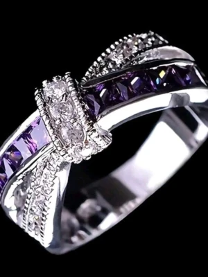 Ring rhonestone - Lila Rhinestone ring. Strass. Legering. Huvudmaterial koppar. Storlek 9.