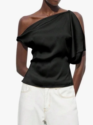 Svart oneshoulder topp i satin - Snygg svart oneshoulder topp i glansigt satinmaterial. Toppen har en asymmetrisk skärning med ena axeln bar och ett elegant fall. Helt ny och oanvänd ❤️
