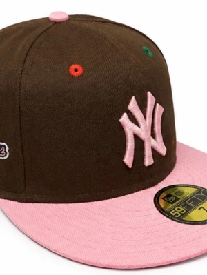 NY Yankees keps brun/rosa New Era - Snygg New Era 59FIFTY keps i brunt med rosa skärm och rosa NY Yankees-logga framtill. Flera färgade ventilationshål och broderad World Series-patch på sidan. Klassisk flat brim och cool streetwear-vibe. Materialet är bomull.