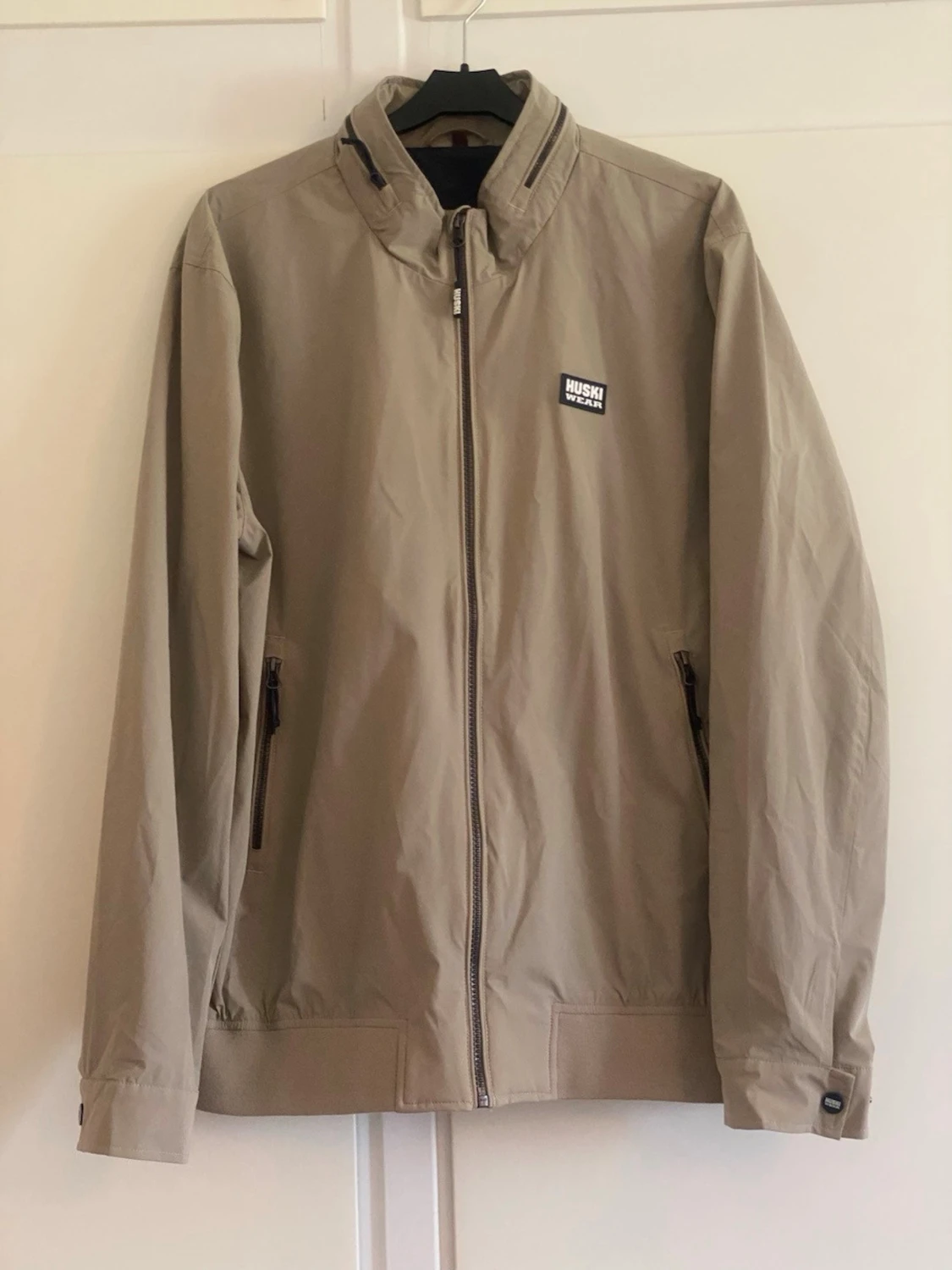 Beige vindjacka från Huski wear