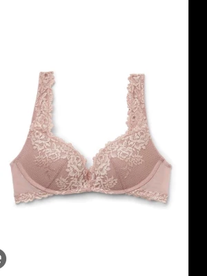 Intimissimi rosa gioia bh - Supersnygg bh i puderrosa med vadderade kupor och vacker spetsdetalj över hela framsidan och axelbanden. Bh:n har bygel och justerbara axelband för bästa passform. Perfekt för dig som gillar romantisk och feminin stil.