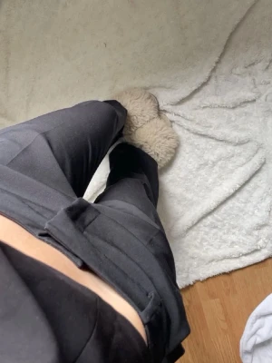 Svarta kostymbyxor från Bik Bok - Snygga svarta kostymbyxor från Bik Bok med raka ben och pressveck. Byxorna har hällor för skärp och sidofickor. Perfekta för en clean och stilren look, tillverkade i ett mjukt och följsamt material.