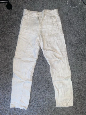 100% linnebyxor 2 st  - Köp båda för totalt 150 kr, båda är i bra skick och inga defekter. De mer vita byxorna är lite smutsiga Nedantill men går enkelt att få bort.