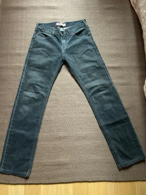 Levi's 504 straight - Säljer ett par blå Levi's 504 straight fits med snygg wash. Dragkedja och fem fickor. Det är bara att skriva om du har frågor!