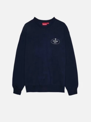 Supreme Crest Crewneck Navy - Supreme sweatshirt i mörkblått med rund halsringning och tryckt logga på bröstet samt stor Supreme New York-print på ryggen. Klassisk passform och mjukt material, perfekt för en avslappnad streetwear-look.