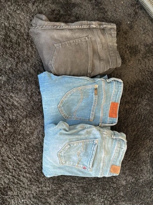 3-pack jeans i olika tvättar - Alla passar ca strl 164Säljer tre par jeans i olika färger: ett par svarta, ett par mellanblå och ett par ljusblå. Alla har klassisk femficksdesign och raka ben. Märket på de svarta är 157, de blå har läderpatch bak. Perfekta för dig som vill ha flera stilar att variera mellan.