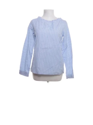 Blårandig långärmad blus - Snygg blus med tunna blå och vita ränder, rundad halsringning och raka långa ärmar. Tillverkad i ett lätt och luftigt tyg som ger en avslappnad men ändå stilren look. 