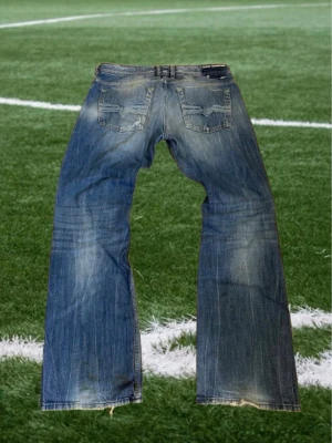 Diesel Zatiny - Säljer dessa feta Diesel Industry Zatiny med feta slitningar!  Passform Straight/Bootcut  Mått   34/32 Midja 45cm Innerbenet 78cm Benöppning 23,5  Hör gärna av dig ifall du har några frågor eller funderingar!