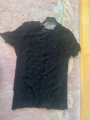 Genomskinlig svart topp - Svart genomskinlig tröja med cool design. 