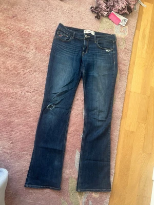 Y2K Hollister jeans - Jeans från 2000 talet. Har bootcut och är mycket lågmidjade 