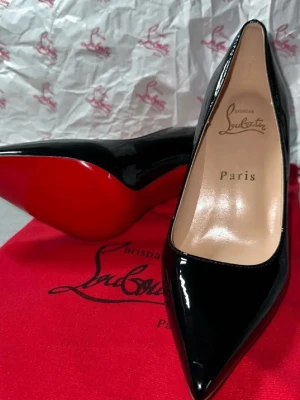 Christian Louboutin 37 - Säljer mina klackskor från Christian Louboutin i storlek 37. Skorna är helt oanvända då de tyvärr köptes i fel storlek. De är i nyskick och har endast provats hemma. Nypris betydligt högre. Säljer dem för 3500 kr. Vid köp via Blocket kan priset diskuteras vid snabb affär.
