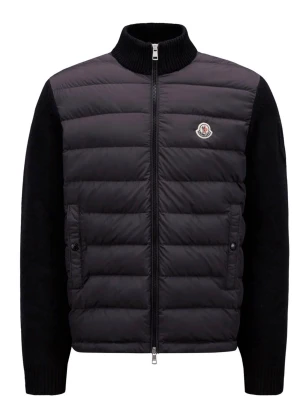 Moncler Cardigan - Storlek: M - Skick: Använd 1 gång - Säljer för att den för stor. Hör av dig vid funderingar - Pris kan diskuteras vid snabb affär