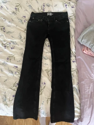 Bootcut jeans - Snygga bootcut jeans från lager 157 modell bell men har sytt om benen från flare till mer bootcut☺️ säljer då dom inte kommer till användning och har för mycke jeans, använda 5 gånger💕innerbenslängd- 80 midjemått-39