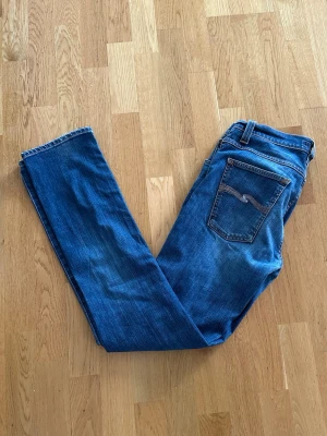 Nudie Jeans Grim Tim org. slub jeans - Säljer ett par klassiska Grim Tim jeans från Nudie Jeans i mörkblå denim. Modellen är slim/straight fit beroende på hur man vill ha det. Storleken på lappen vissar W34 & L34 men jag menar det sitter mer som 32/34. Väldigt fint skick, mycket sparsamt använda. Inga defekter, skavanker eller liknade finns.🙌 nypris är 1599 kr. Vid fler frågor eller funderingar är det bara att höra av sig! 