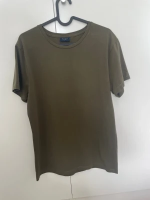 Grön T-shirt - Grön T-shirt från Riley i strl L. Aldrig använd
