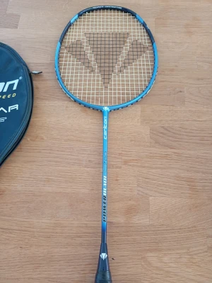 Carlton Power Blade C700 Badmintonracket - Säljer ett sparsamt använt badmintonracket från Carlton. Grafitkonstruktion och ISO-ram. I mycket gott skick enligt bilder. Bästa racket jag någonsin använt - tränade och tävlade med det en kort period och blev riktigt duktig. Fås i Carlton original skyddsfodral.  Nypris: 1000 SEK Begagnat pris: 700 SEK Mitt pris: 389 SEK  Skriv vid frågor och se gärna mina andra annonser! Skapar gärna deals och paketpriser för just dina behov!   Skickas snabbt och spårbart med alla möjliga fraktsätt.