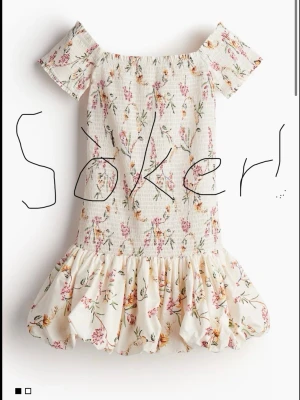 Blommig offshoulder sommarklänning - SÖKER denna super fina klänningen från hm 