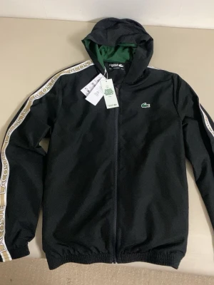 Lacoste vindjacka - Helt ny Lacoste jacka org pris 2500 :- Men jag säljer för 1399 :-  Jackan är vattentät och luftig perfekt för stil och sport
