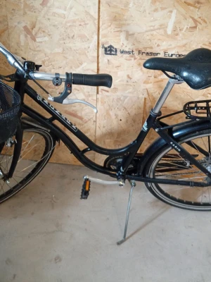 Svart monark lill-Karin original. Ramlås 2 nycklar. - Säljer en svart damcykel med klassisk ram, cykelkorg fram och pakethållare bak. Cykeln har bekväm sadel, handbroms och stöd. Perfekt för dig som vill ta dig runt smidigt i stan eller till skolan. Monark lill-Karin original med 3 växlar. Allt fungerar utmärkt och original lås med 2 nycklar medföljer. 