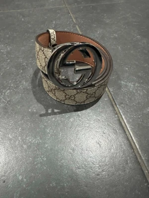 Gucc i Bälte - Fråga mig om du har nån fråga