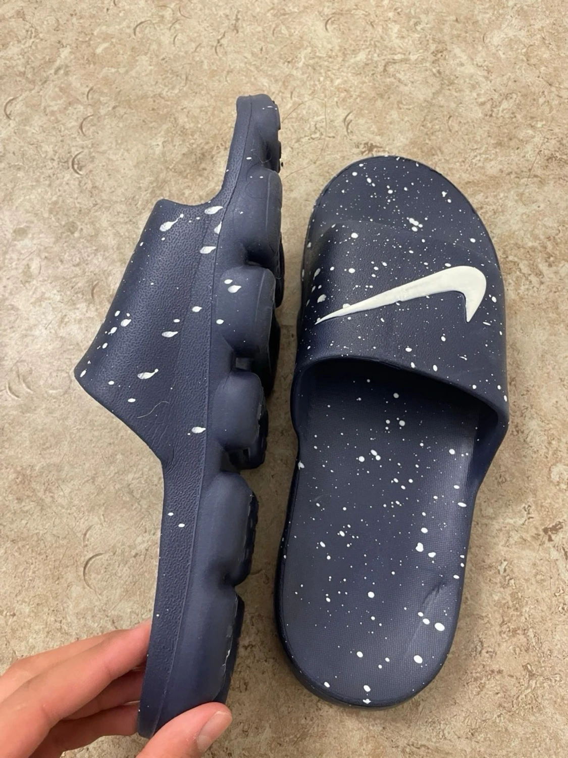 Blå Nike tofflor med vit splash - 2