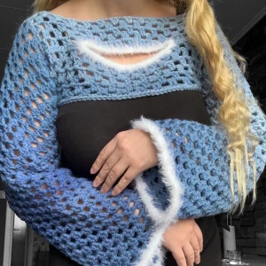 Blå Ombré Virkad Shrug/Bolero med fluffiga detaljer - Nyvirkad av mig. Perfekt för att lyfta vilken outfit som helst med en färgklick och lite extra edge. Passar nog Storlekarna M/L. Se bilderna för exakta mått.