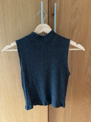 Croppad polo topp - Söt croppad polo topp ifrån Gina tricot 🤗 knappt använd och i fint skick! Priset kan diskuteras vid snabb försäljning 🙏💞 Skriv för bilder.