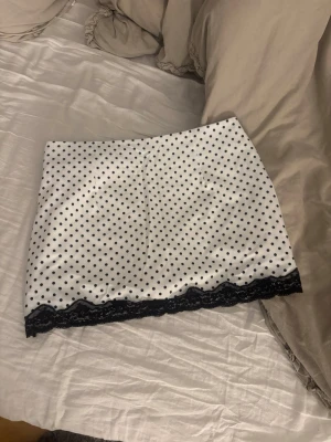 Prickig kort kjol  - En jätte söt prickig kort kjol i storleken M från SHEIN, har aldrig använt då den var för stor för mig men super fin verkligen🥰