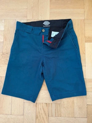 Shorts Dickies - Ett par blåa Dickies shorts, strl 44|W28. Fint skick