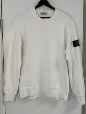 Vit sweatshirt från Stone Island - Vit stone island sweatshirt | Storlek M | Fint skick | Äkta, kvitto från nk Göteborg finns | nypris 3200kr | Hör av er vid frågor 