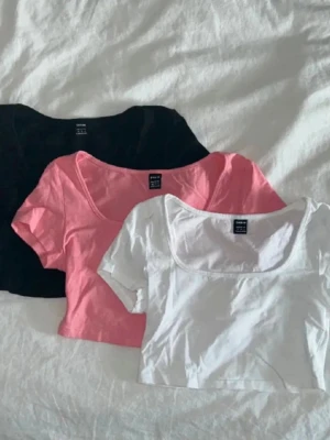 Baby tees - Strl XS, alla 3 för 50 kr.