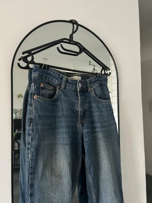 Lågmidjade blåa utsvängda jeans - Lågmidjade blåa utsvängda jeans i väldigt bra skick från gina tricot. 💕