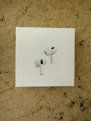 Bluetooth hörlurar  - Säljer dessa bluetooth hörlurar då jag inte använder dem nå mer. Dom är o använt skick och det förekommer repor på huset till hörlurarna men går att täcka med ett air pod PRO skal. Förekommer olika storlekar i pluttar så dom passar dem flesta öronen. OBS: inte använd på ett tag så vet inte om båda funkar!!!