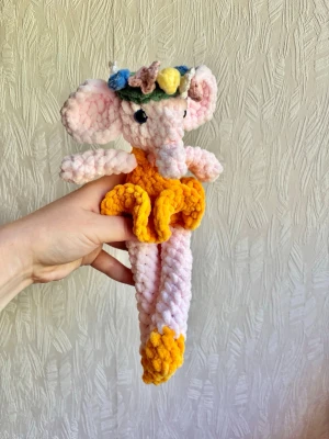 Virkad elefant  - Virkad elefant i klänning och midsommarkrans 🌸 
