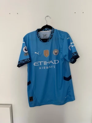 Manchester City hemmatröja Haaland - Man city haaland hemmatröja, tröjan är helt nytt och oanvänd. Den passar för Strolek L och M. 