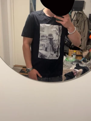 Limitato t-shirts - 250kr styck( bundle gör så man får bättre pris).     Säljer en svart t-shirt med två olika grafiska tryck på fram- och baksidan. Ena sidan har ett svartvitt foto av en man vid ett bord, andra sidan har ett färgat tryck med text. T-shirten har korta ärmar och normal passform. Perfekt för dig som gillar streetwear och unika prints. Finns i M, S , L fråga om storlekar 